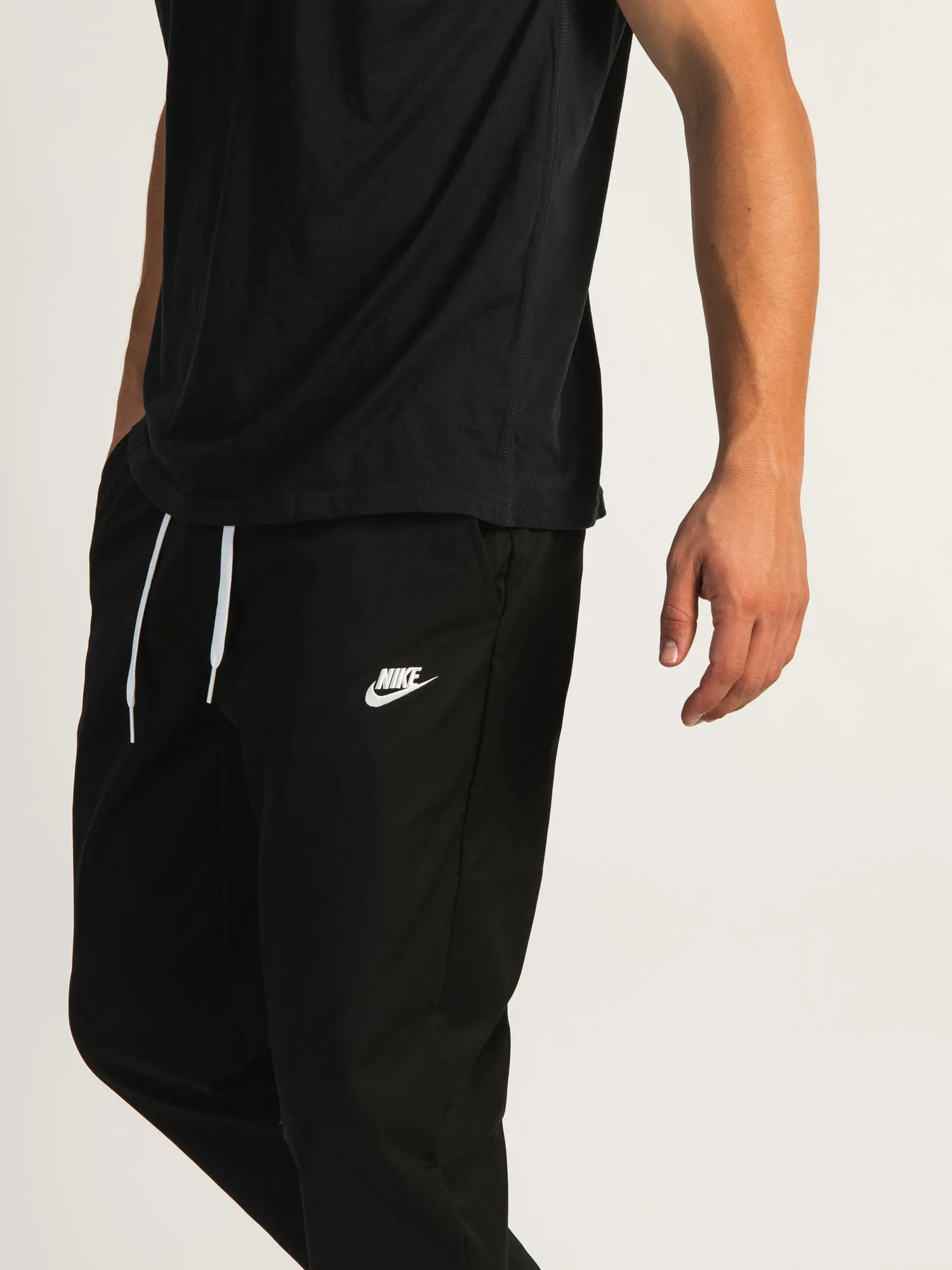 NIKE WOVEN TAPERED LEG PANT