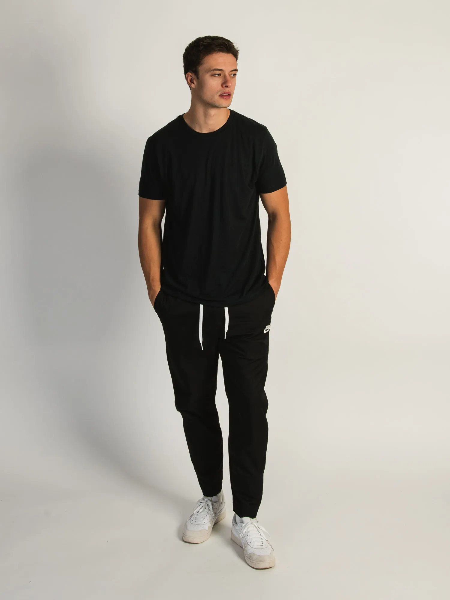 NIKE WOVEN TAPERED LEG PANT